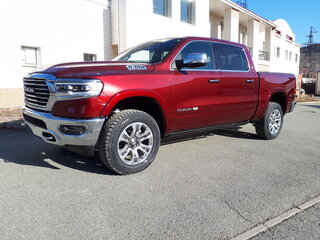 2023 Ram 1500 Crew Cab V, пурпурный, 8020689 рублей, вид 5