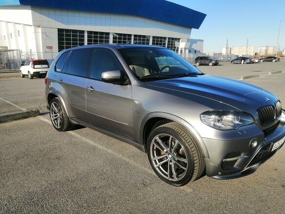2010 BMW X5 40d II (E70) Рестайлинг, серый, 2600000 рублей - вид 2