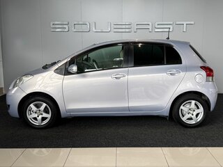 2010 Toyota Vitz II (XP90), серебристый, 529000 рублей, вид 4