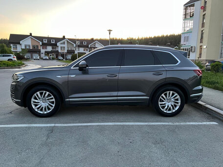 2020 Volkswagen Touareg III, серый, 4500000 рублей, вид 1