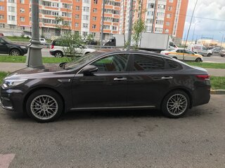 2019 Kia Optima IV Рестайлинг, коричневый, 2090000 рублей, вид 4