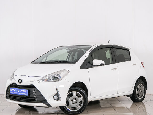 2017 Toyota Vitz III (XP130) Рестайлинг 2, белый, 879000 рублей - вид 2