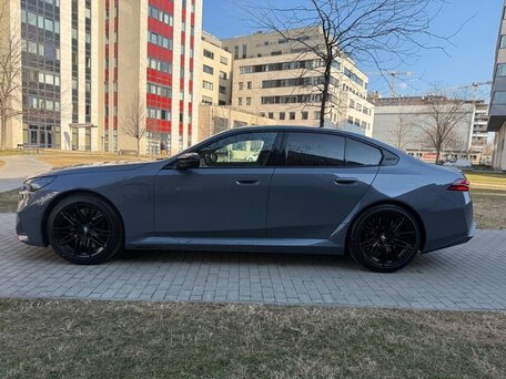 2025 BMW M5 VII (G90), серый, 24500000 рублей, вид 2