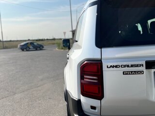 2024 Toyota Land Cruiser Prado 250 Series, белый, 8000000 рублей, вид 4
