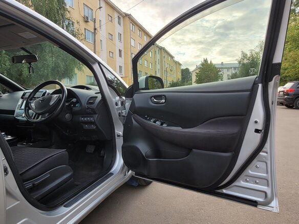 2012 Nissan Leaf (EM57) I (ZE0/AZE0), серебристый, 899000 рублей - вид 15