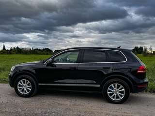 2010 Volkswagen Touareg II, чёрный, 1700000 рублей, вид 3
