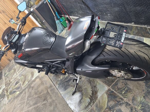 2011 Ducati Diavel Carbon, чёрный - вид 4