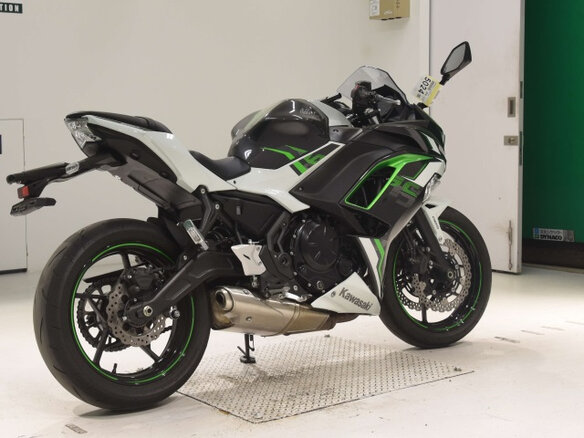 2022 Kawasaki Ninja 650, чёрный, 900000 рублей - вид 4