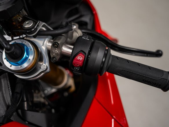 2024 Ducati Panigale V4, красный, 5299000 рублей - вид 16