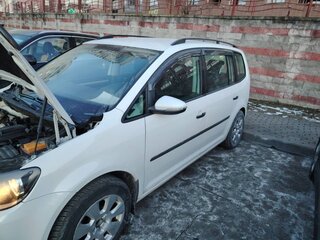 2014 Volkswagen Touran I Рестайлинг 2, белый, 750000 рублей, вид 3