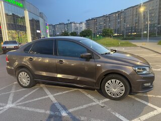 2017 Volkswagen Polo V Рестайлинг, коричневый, 680000 рублей, вид 3