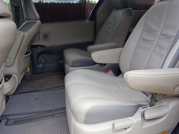 2011 Toyota Sienna III, серый, 2400000 рублей - вид 8