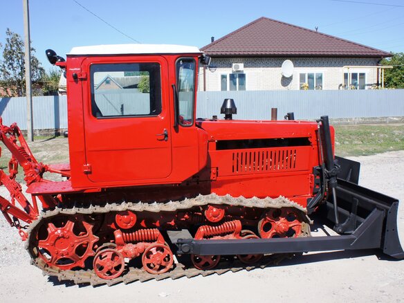 2002 ВгТЗ ДТ-75/ДЗ-42, красный - вид 3