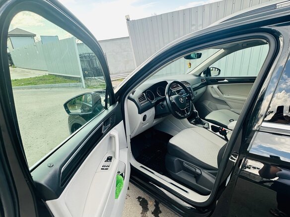2017 Volkswagen Tiguan II, чёрный, 2200000 рублей - вид 8