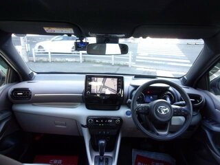 2020 Toyota Yaris IV, серый, 990000 рублей, вид 5