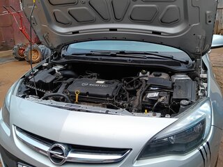 2014 Opel Astra J Рестайлинг, серебристый, 650000 рублей, вид 3