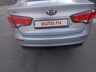 2015 Kia Rio III Рестайлинг, серебристый, 970000 рублей, вид 3