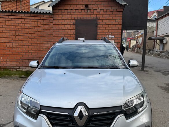 2020 Renault Sandero Stepway II Рестайлинг, серебристый, 1050000 рублей - вид 1