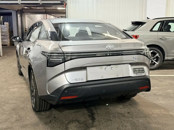 2026 Toyota bZ3, серебристый, 4390000 рублей - вид 3