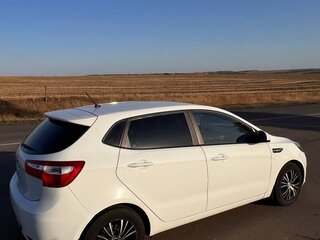 2013 Kia Rio III, белый, 650000 рублей, вид 2