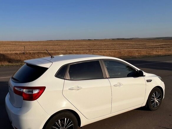 2013 Kia Rio III, белый, 650000 рублей - вид 1