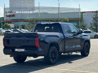 2023 Toyota Tundra Double Cab III, фиолетовый, 7600000 рублей, вид 4