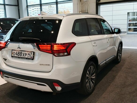 2019 Mitsubishi Outlander III Рестайлинг 3, белый, 1870000 рублей - вид 7