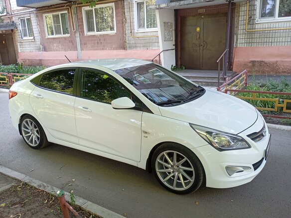 2014 Hyundai Solaris I Рестайлинг, белый, 970000 рублей - вид 1