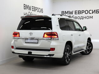 2021 Toyota Land Cruiser 200 Series Рестайлинг 2, белый, 7790000 рублей, вид 2