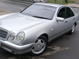 1998 Mercedes-Benz E-Класс 200 II (W210, S210), серебристый, 500000 рублей, вид 1