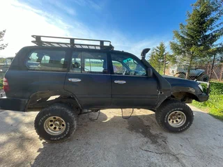 2003 Toyota Land Cruiser 105 100 Series Рестайлинг 1, чёрный, 1000000 рублей, вид 1
