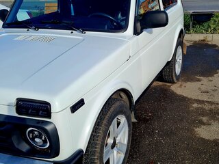 2015 Lada (ВАЗ) 2121 (4x4) Urban I Рестайлинг, белый, 700000 рублей, вид 2