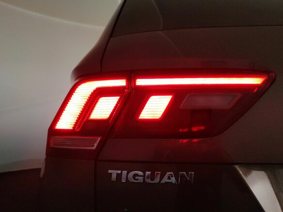 2018 Volkswagen Tiguan II, коричневый, 1690000 рублей - вид 23