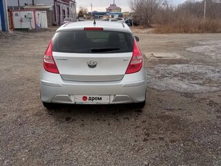 2011 Hyundai i30 I Рестайлинг, серебристый, 800000 рублей, вид 4