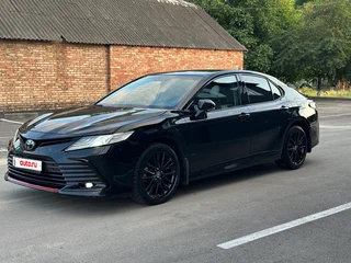 2021 Toyota Camry VIII (XV70) Рестайлинг, чёрный, 2999000 рублей, вид 2