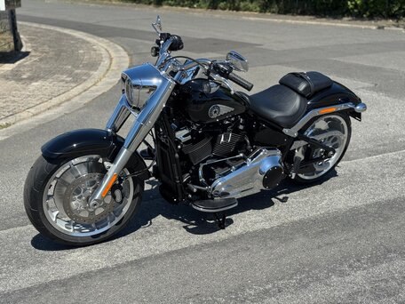 2026 Harley-Davidson Fat Boy, чёрный, 3299000 рублей, вид 2