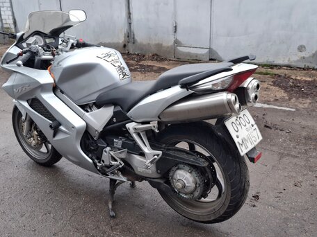 2005 Honda VFR 800, серебристый, 465000 рублей, вид 1