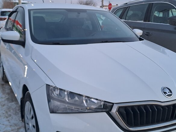 2021 Skoda Rapid II, белый, 1600000 рублей - вид 2