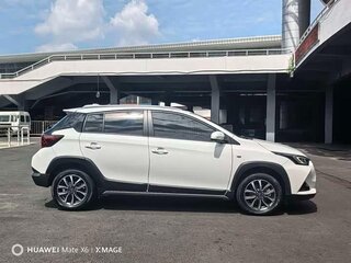 2022 Toyota Yaris IV, белый, 1045000 рублей, вид 5