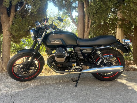 2013 Moto Guzzi V 7, чёрный, 400000 рублей - вид 1