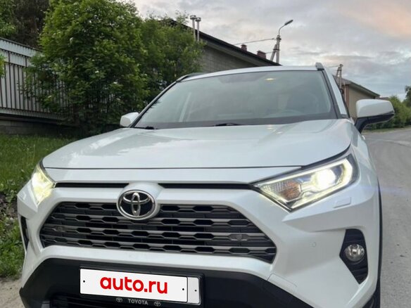 2020 Toyota RAV4 V (XA50), белый, 3800000 рублей