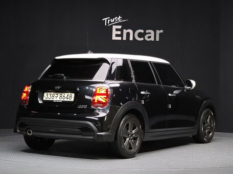 2022 Mini Hatch Cooper III (F55/F56) Рестайлинг 2, чёрный, 1825000 рублей, вид 3