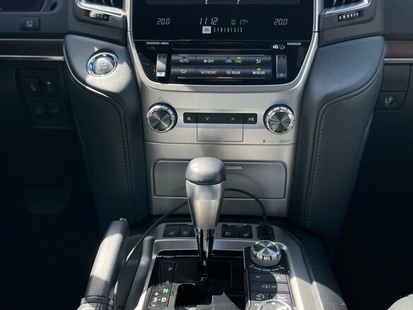 2019 Toyota Land Cruiser 200 Series Рестайлинг 2, чёрный, 9800000 рублей - вид 15