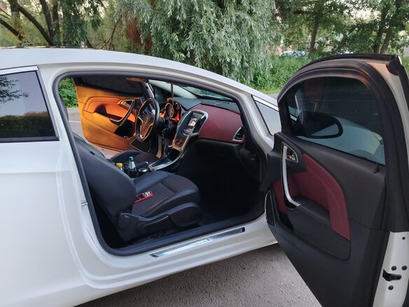 2014 Opel Astra GTC J Рестайлинг, белый, 750000 рублей - вид 28
