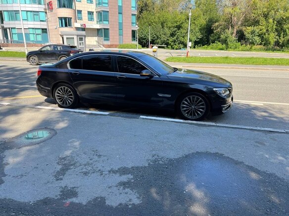 2013 BMW 7 серии 750Li xDrive V (F01/F02/F04) Рестайлинг, серый - вид 2