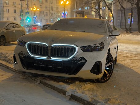 2024 BMW 5 серии 530i xDrive VIII (G60/G61/G68), белый, 6800000 рублей, вид 2