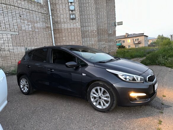 2017 Kia Ceed II Рестайлинг, серый, 1490000 рублей - вид 1