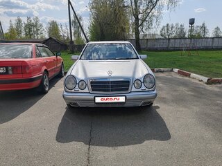 1997 Mercedes-Benz E-Класс 240 II (W210, S210), серебристый, 750000 рублей, вид 1