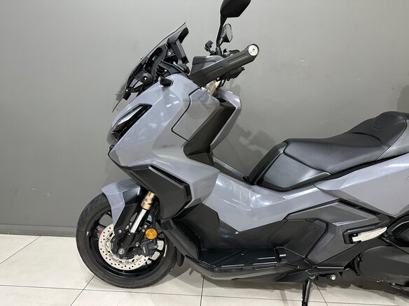 2023 Honda ADV350, серый, 700000 рублей - вид 4