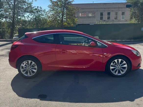 2013 Opel Astra GTC J Рестайлинг, красный, 1170000 рублей - вид 1